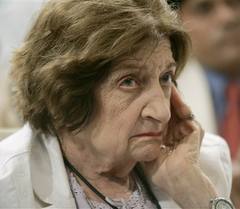 Pioneering journalist Helen Thomas dies at 92